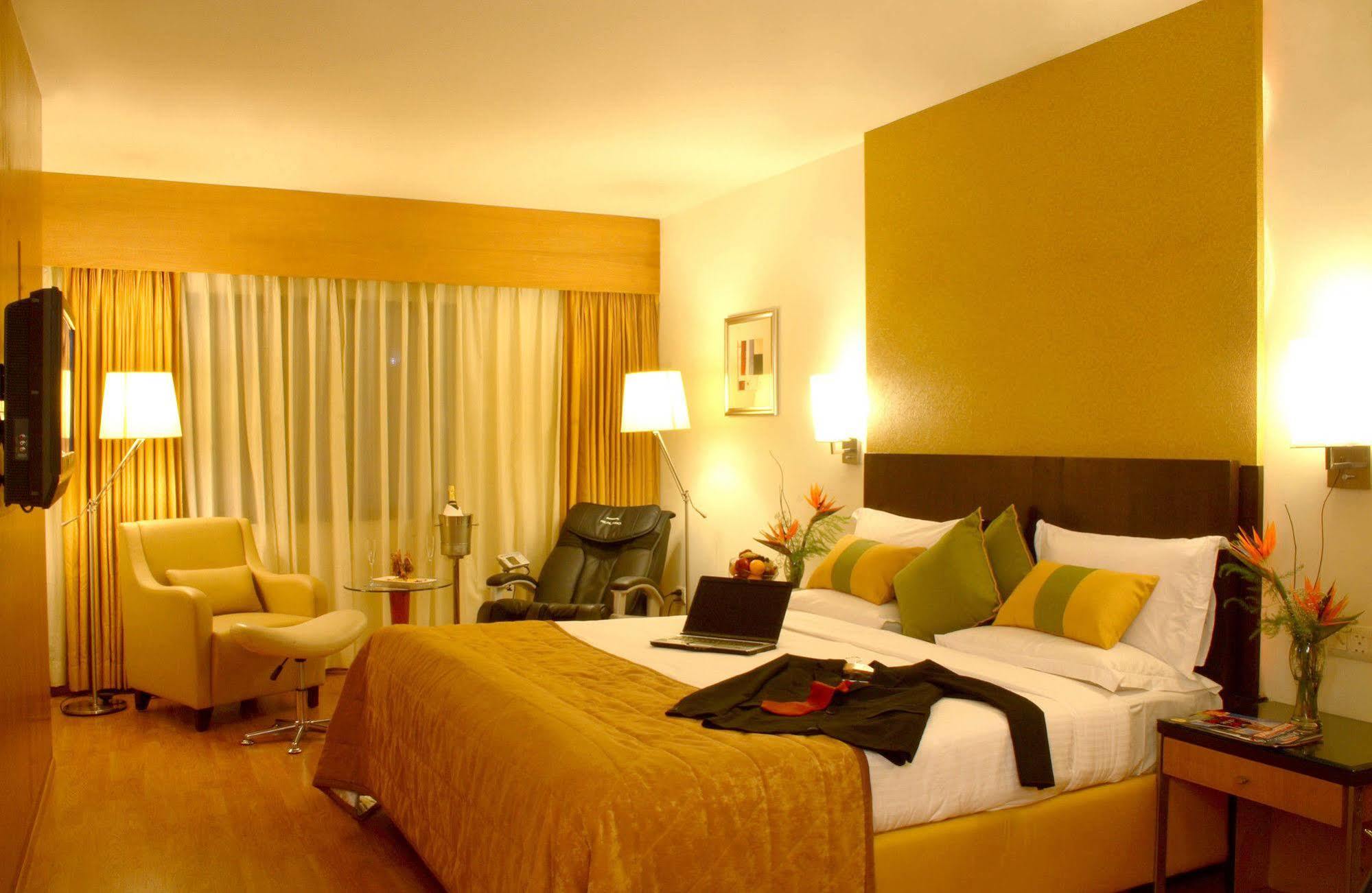 Hampshire Plaza Hotel Hyderabad Exterior foto